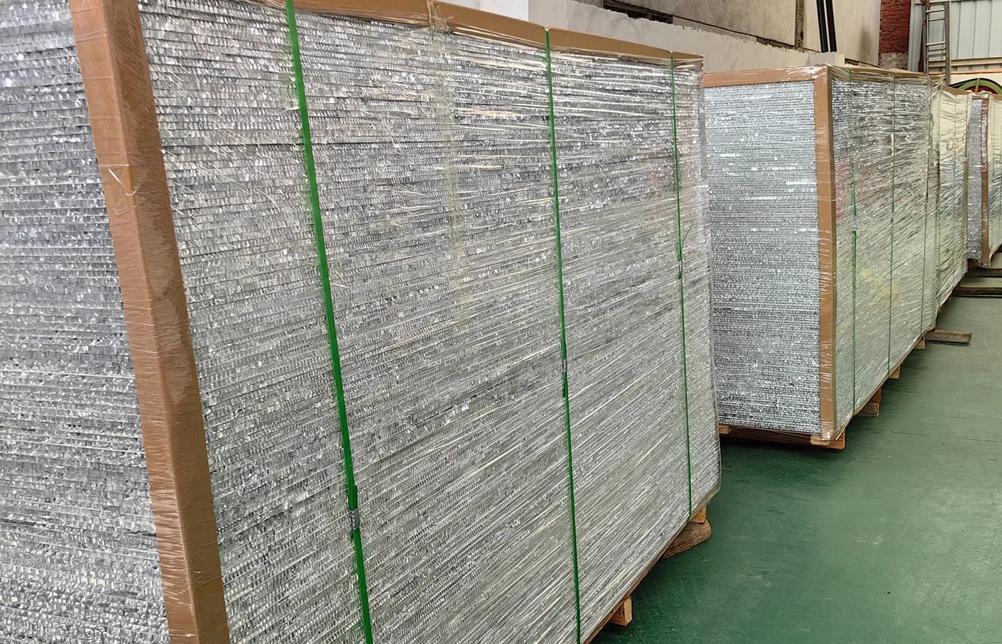 Placas embaladas y apiladas en la fábrica, antes del control