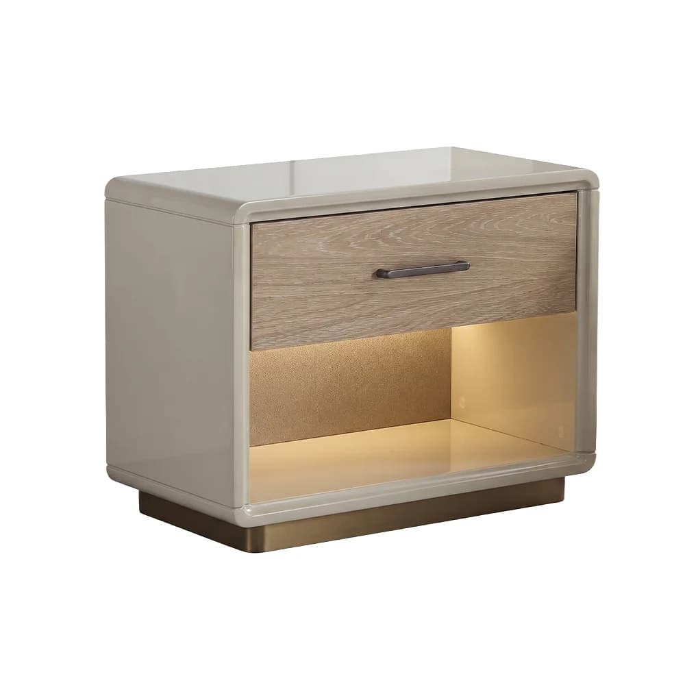 Mesa de luz de un cajón en tono madera con nicho abierto