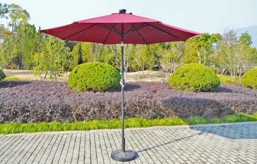 Sombrilla de mástil central con lámpara solar