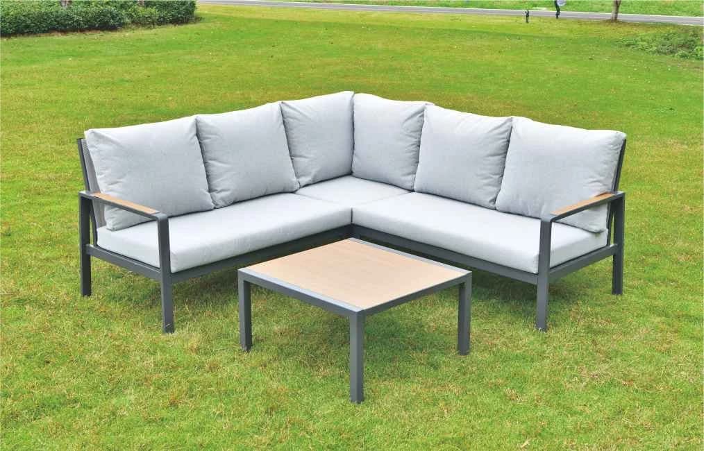 Juego de living esquinero de aluminio, mesa de placa de DPC y asientos con almohadones
