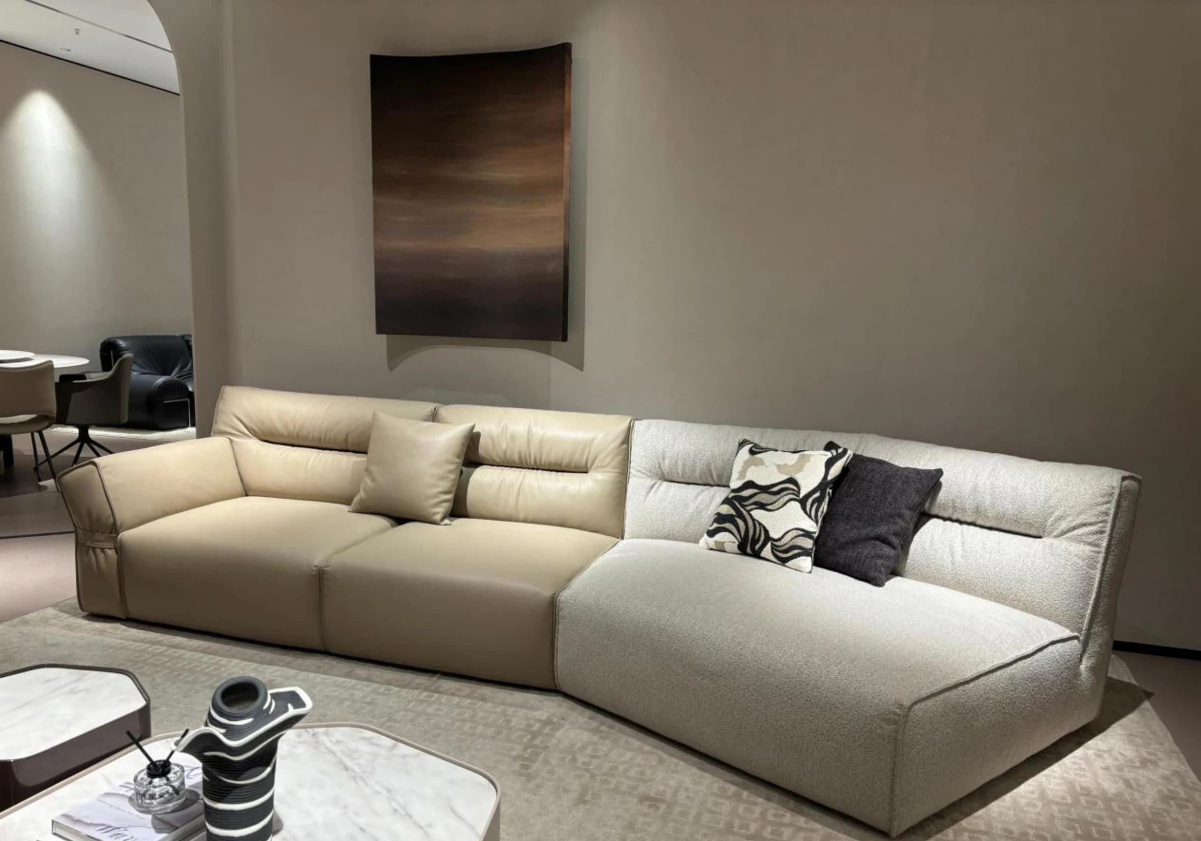 Sofá Atuel · Sofá con chaise y respaldo bajo 372 × 148 cm