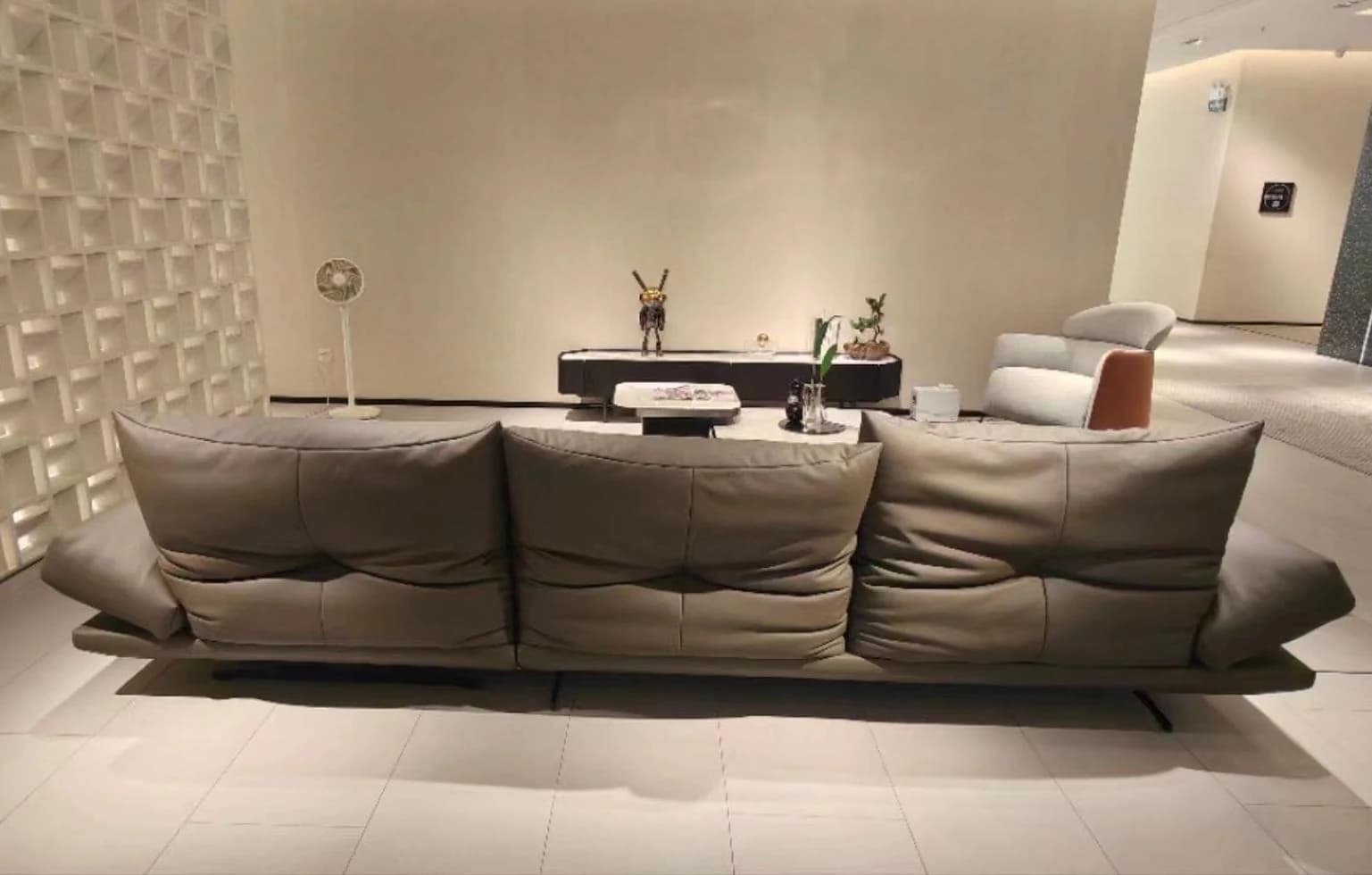 Sofá Arga · Sofá con chaise y apoyo lateral sobre base de tono metálico 338 × 160 cm