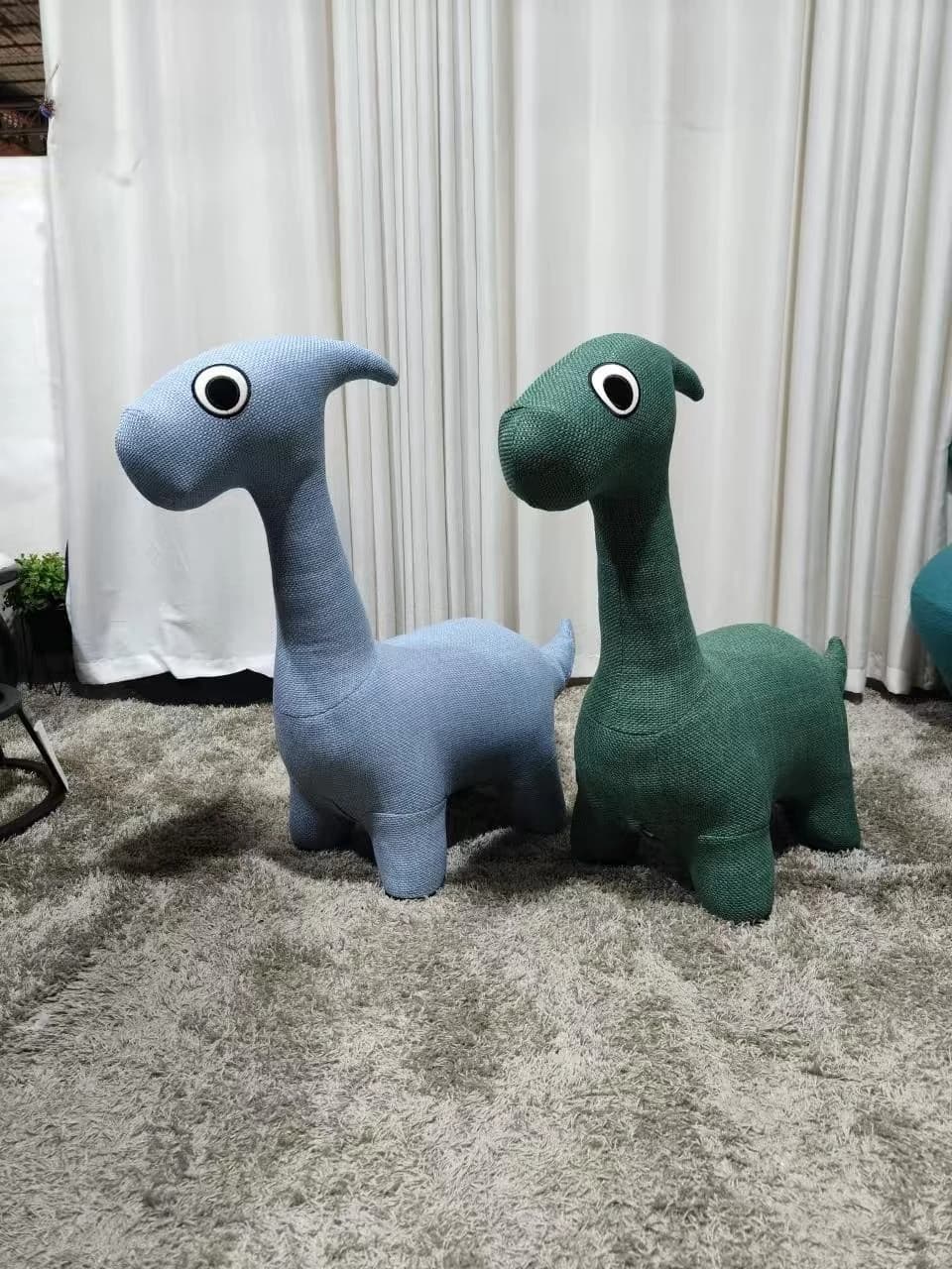 Puf Cocotal · Puf con forma de dragón con cresta 96 × 38 × 74 cm