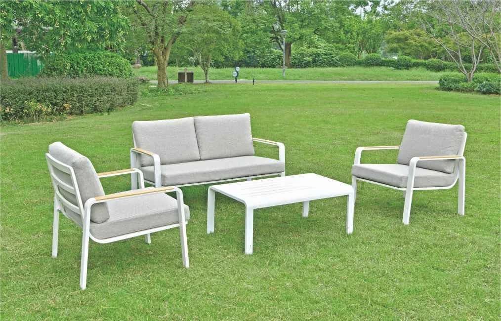 Juego de living de aluminio, mesa de listones de aluminio y asientos con almohadones, gris claro