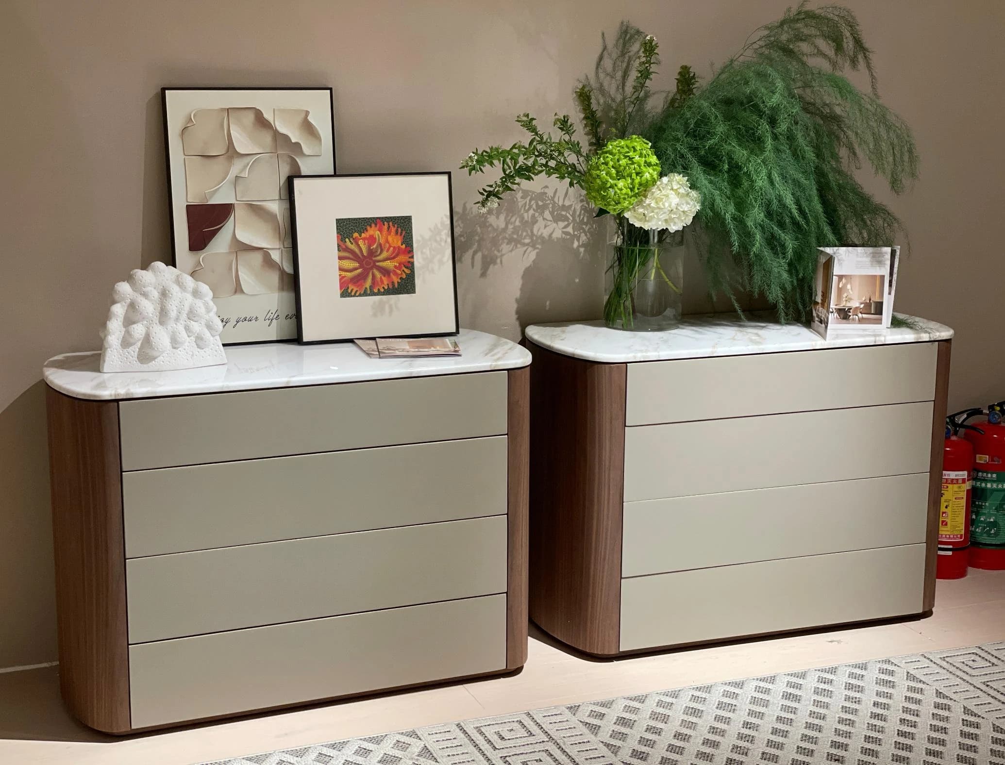 Cómoda de cuatro cajones con laterales en tono madera 110 × 45 cm