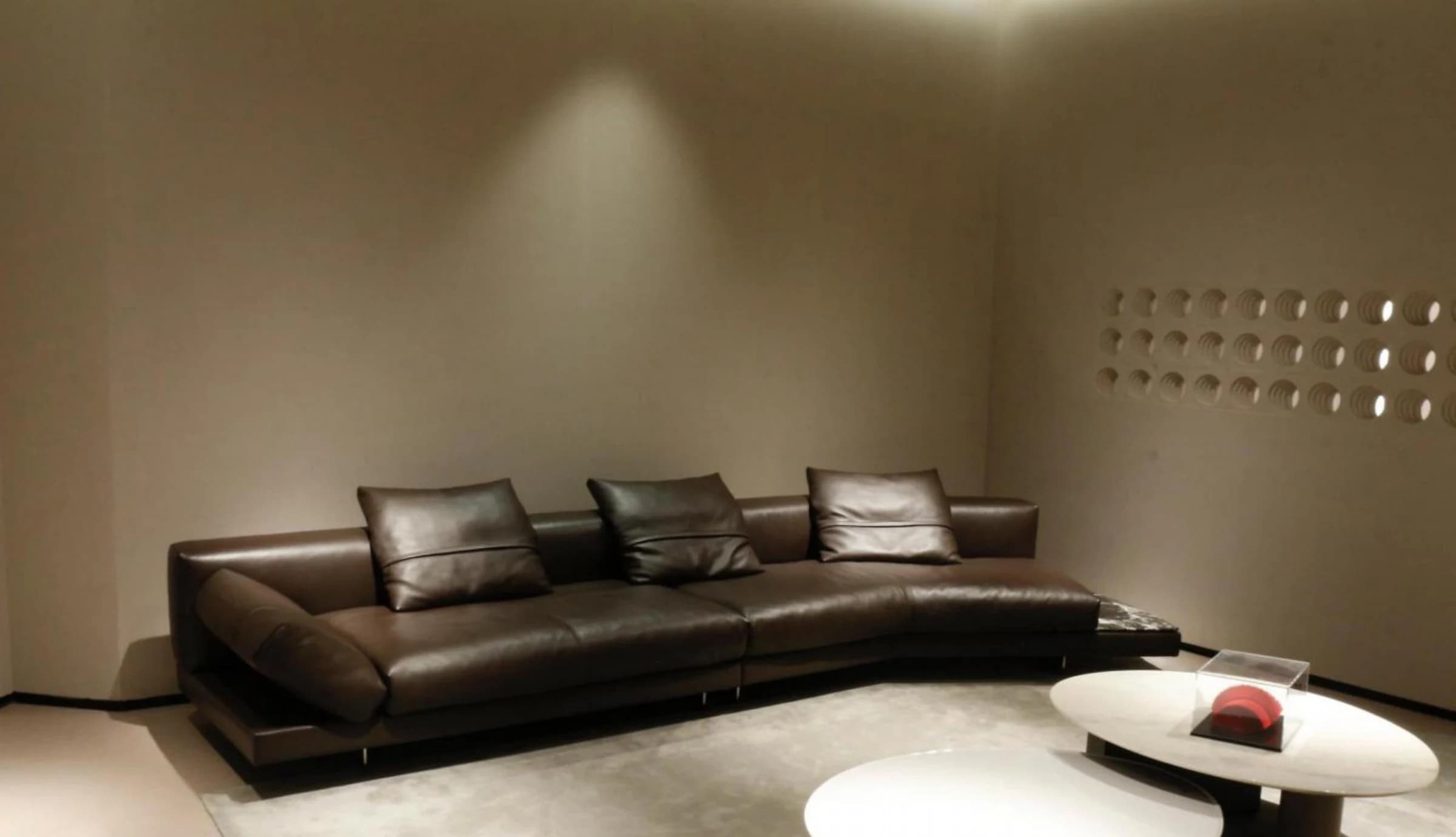 Sofá Esla · Sofá con chaise sobre base flotante 390 × 146 cm