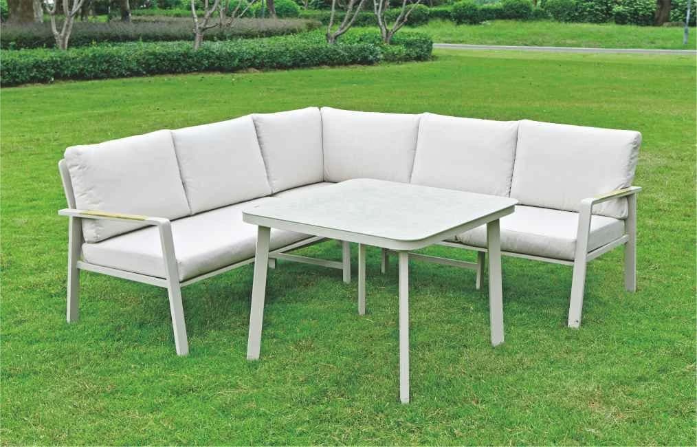 Juego de living esquinero con mesa alta de comedor de aluminio, mesa de vidrio símil piedra y asientos con almohadones