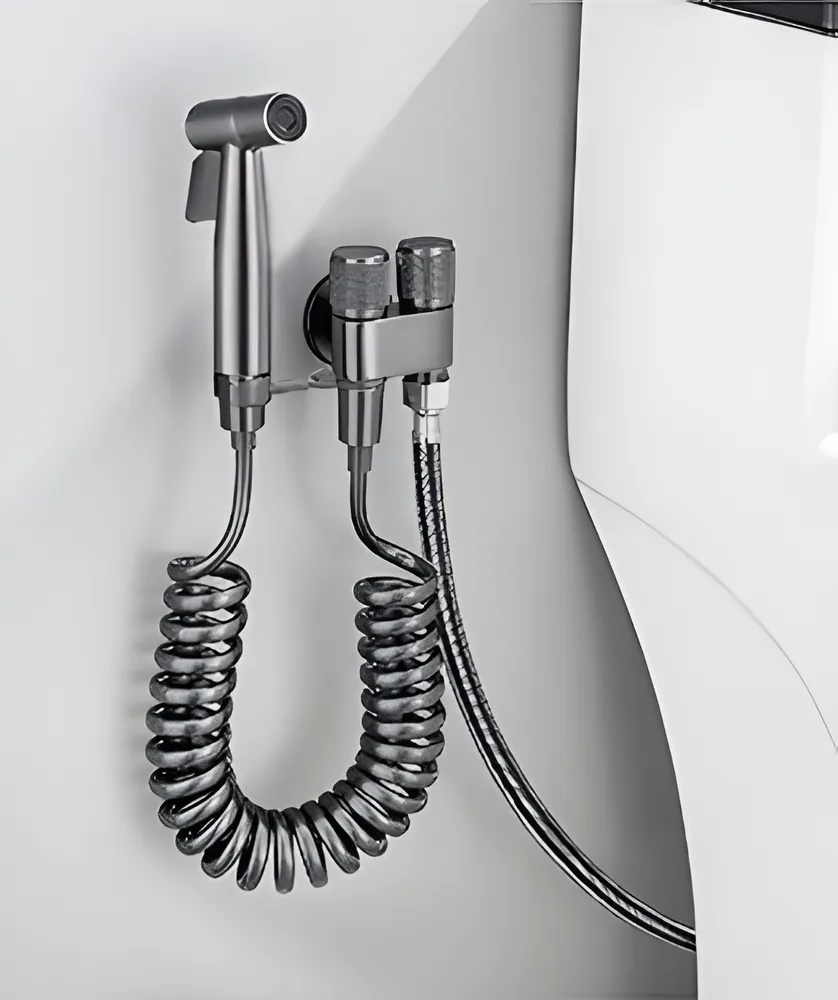 Ducha higiénica con soporte de pared y manguera espiralada