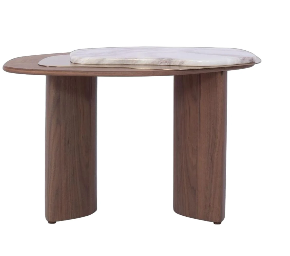 Mesa auxiliar de tapa orgánica sobre dos pies anchos 70 × 51 cm