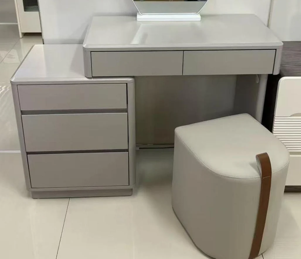 Tocador de dos cuerpos con espejo y banqueta, madera envejecida con detalle plateado, 80 × 40 cm · modelo 02