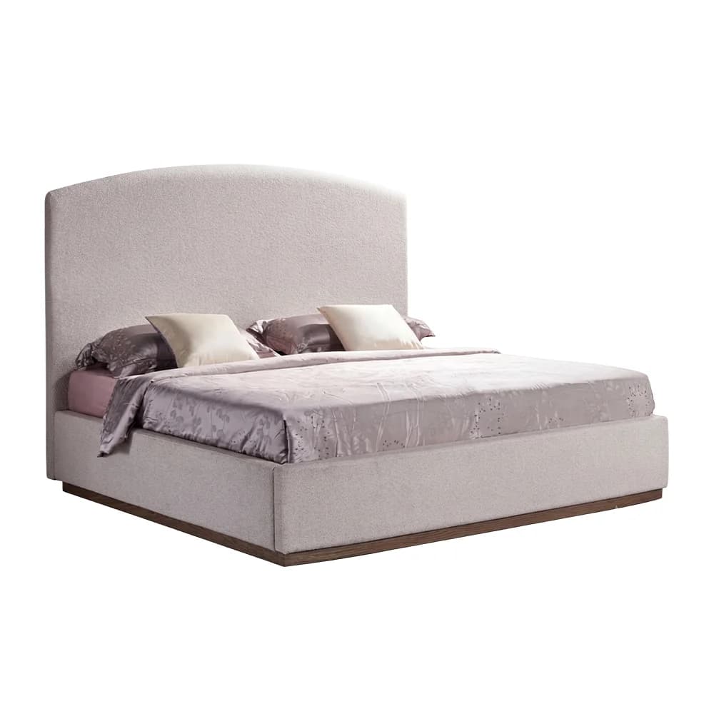 Cama tapizada con respaldo en arco y zócalo en tono madera