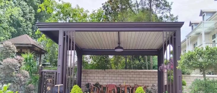 Pérgola con techo de lamas orientables, línea reforzada