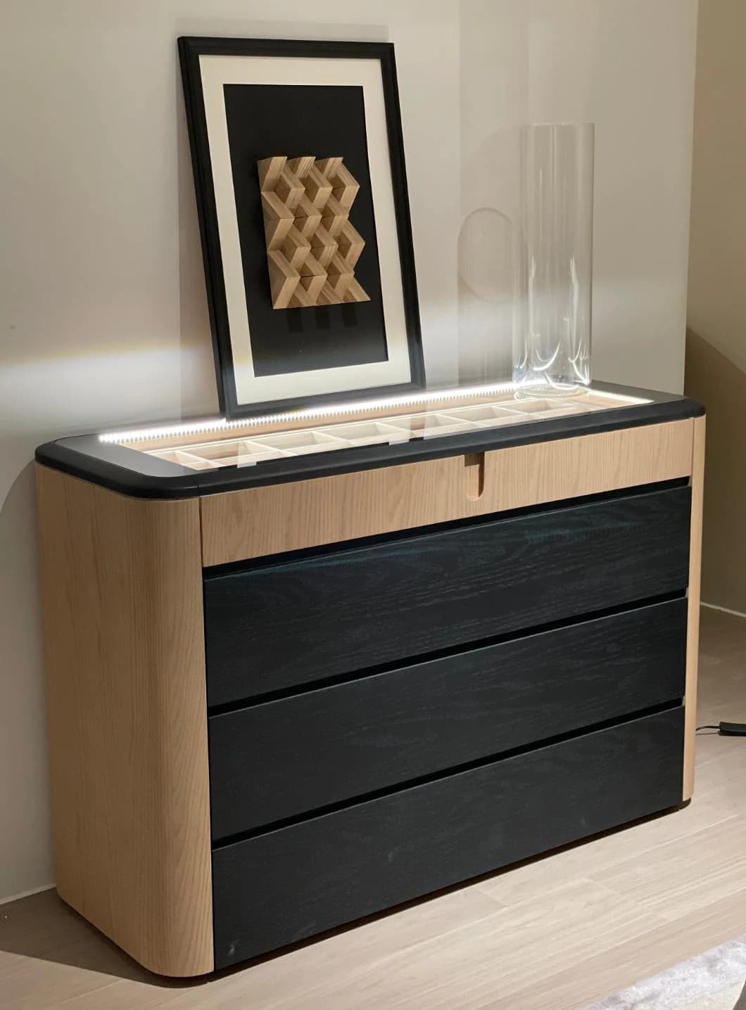 Cómoda de cajones oscuros con laterales en tono madera 120 × 38 cm