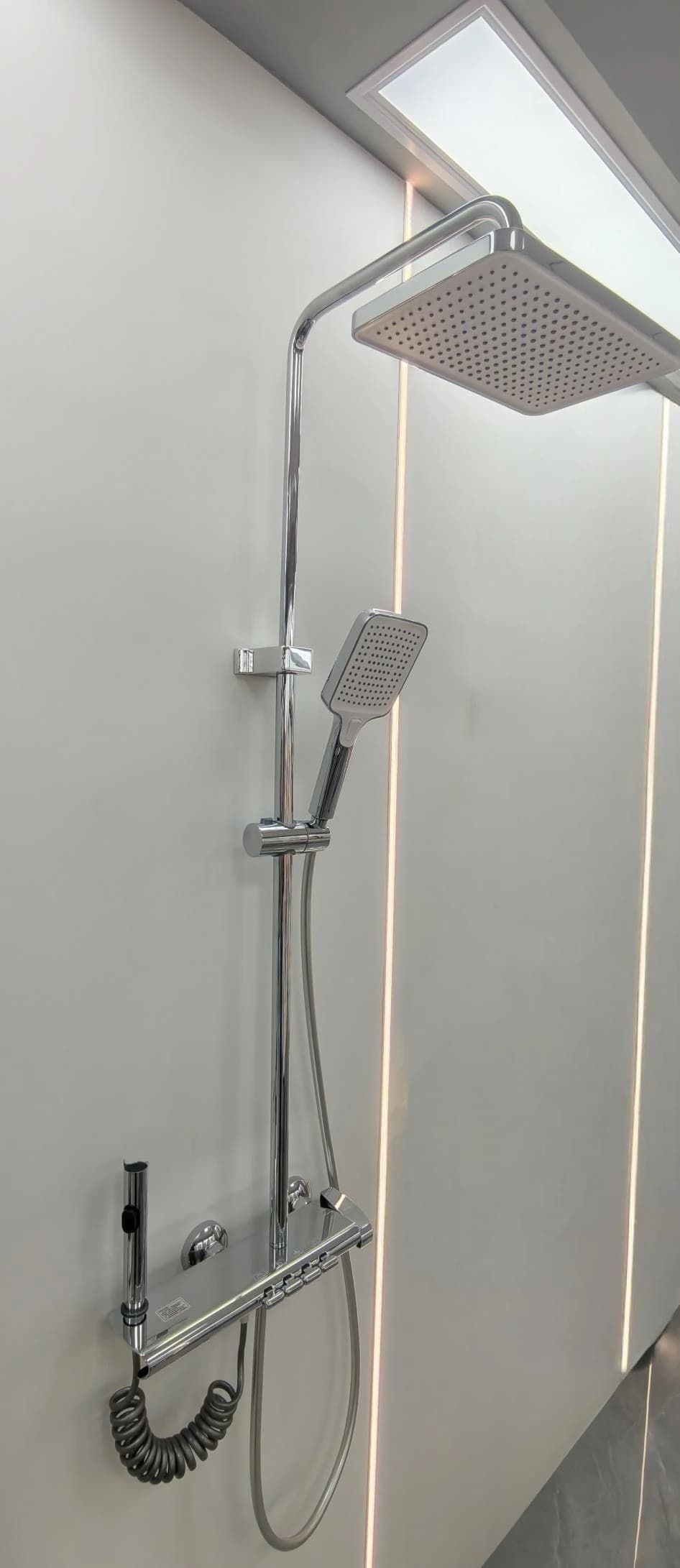 Columna de ducha con lluvia cuadrada, panel de acero y pistola de limpieza