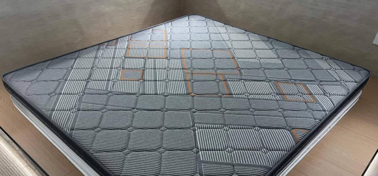 Colchón fino de fibra marrón ecológica con funda de lyocell