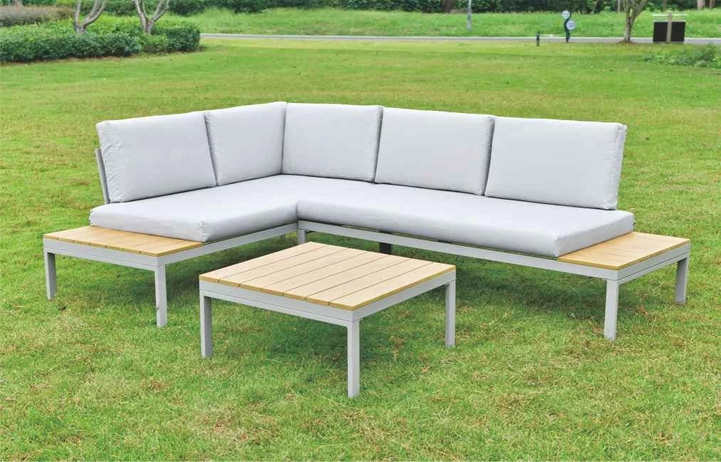 Juego de living esquinero de acero, mesa de polywood y asientos con almohadones