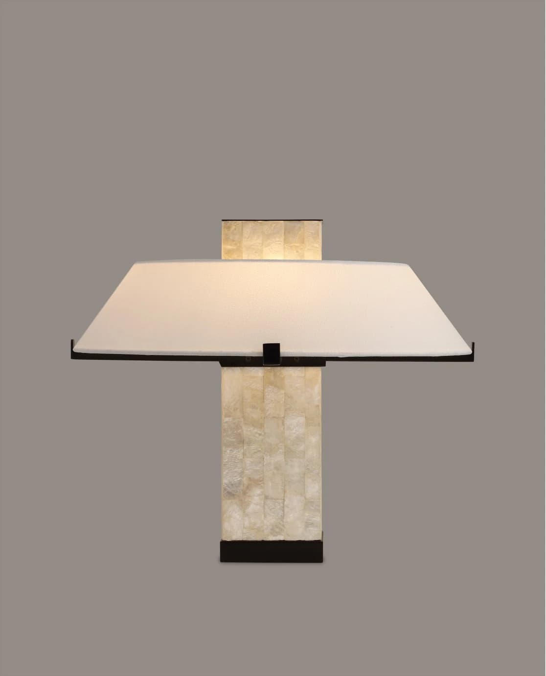 Lámpara de mesa de columna de concha con pantalla trapezoidal Ø 51,5 cm