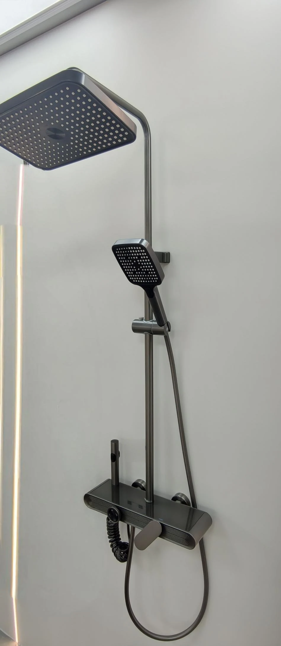 Columna de ducha con lluvia cuadrada, repisa de vidrio de 39 cm y pistola de limpieza