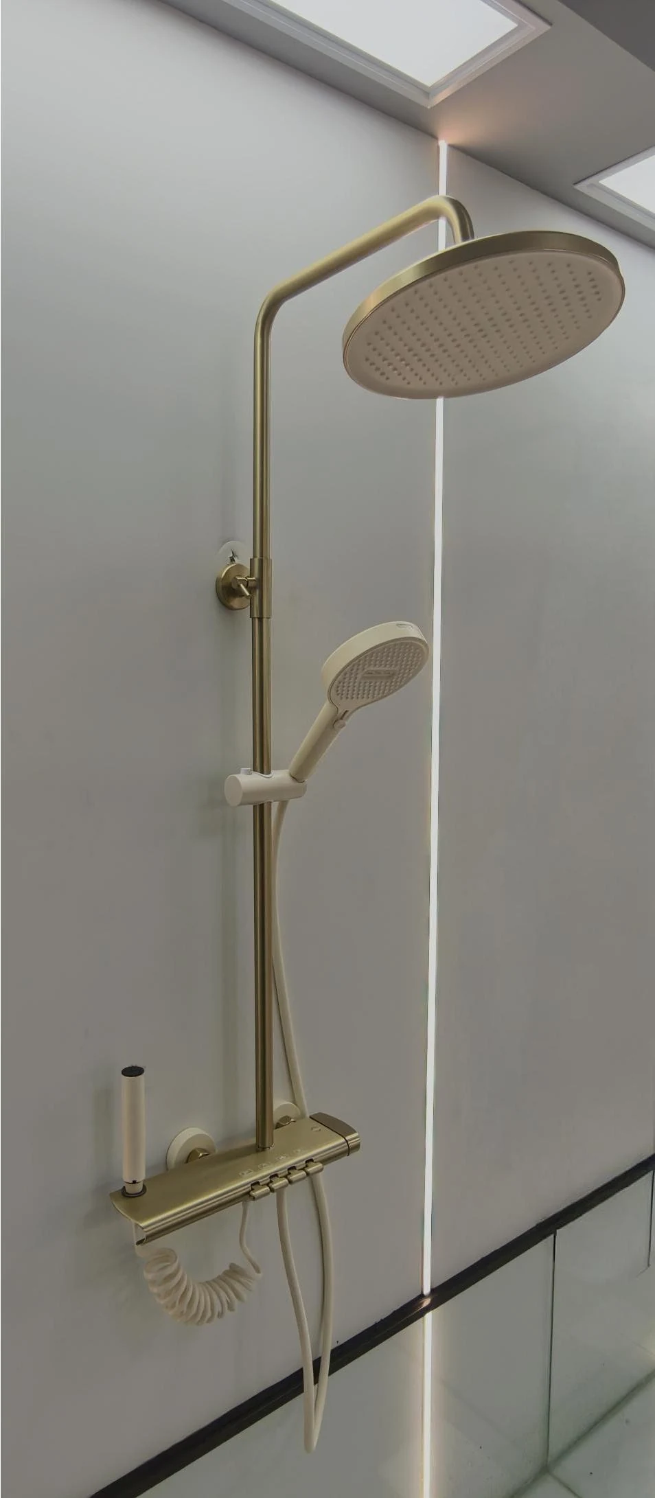 Columna de ducha dorada con lluvia redonda, panel de acero y pistola de limpieza