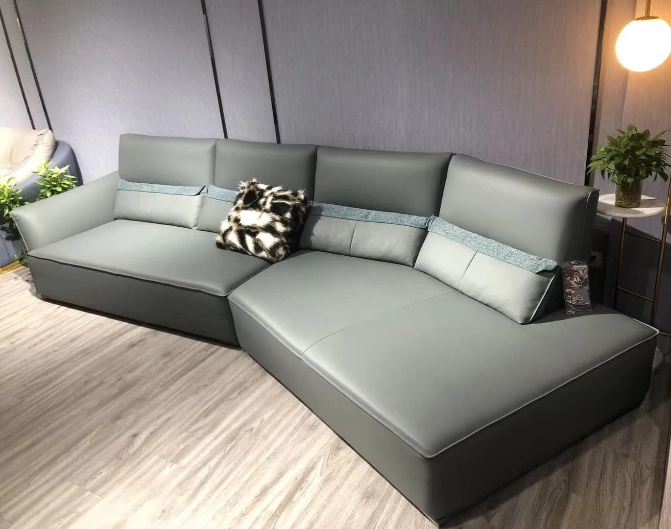 Sofá Amparo · Sofá con chaise curva y almohadones de respaldo 370 × 116 cm