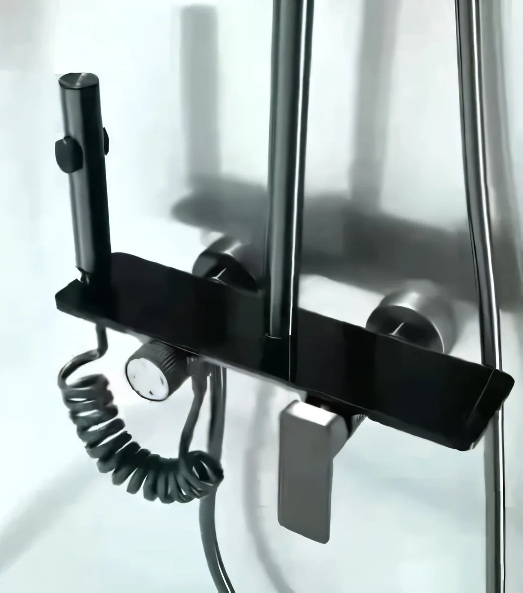 Columna de ducha con repisa de vidrio negro y manija lateral