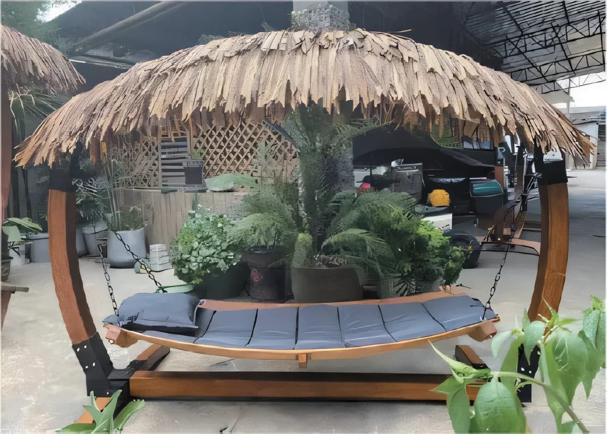 Cama colgante de jardín con techo símil paja y estructura símil madera