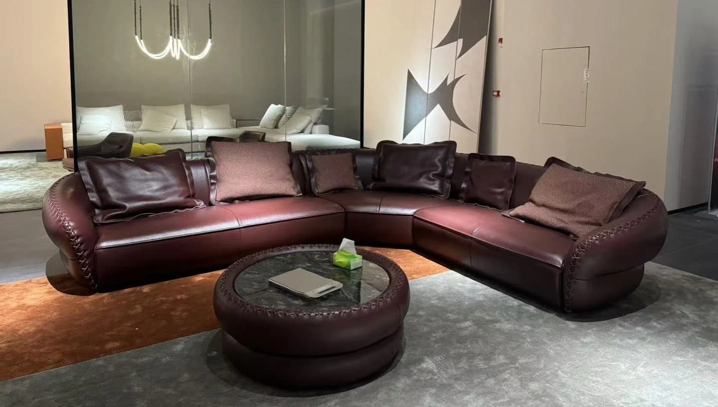 Sofá Mirador · Sofá esquinero curvo con almohadones sueltos 350 × 300 cm