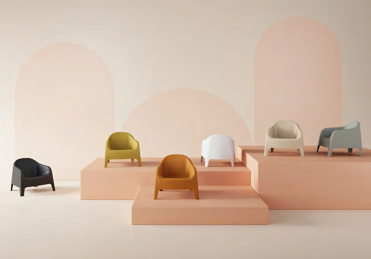 Sillón bajo de polipropileno de respaldo envolvente