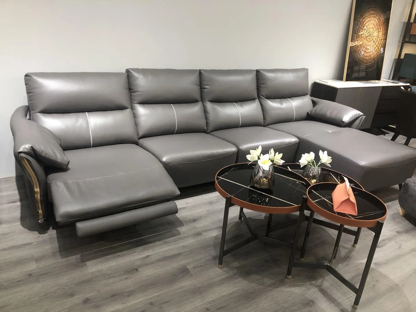 Sofá Trainera · Sofá esquinero eléctrico con chaise y apliques de tono metálico en los brazos 345 × 170 cm