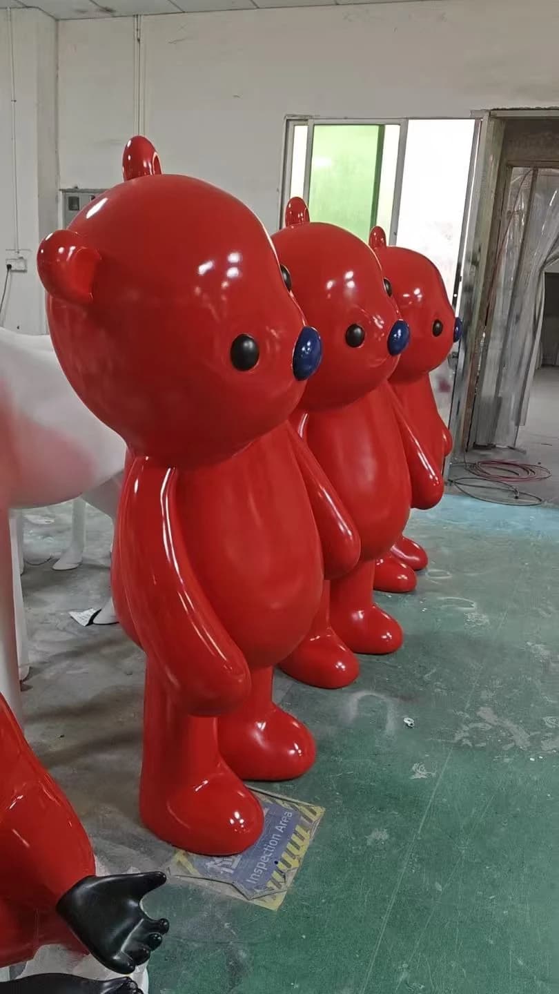 Escultura de oso rojo brillante