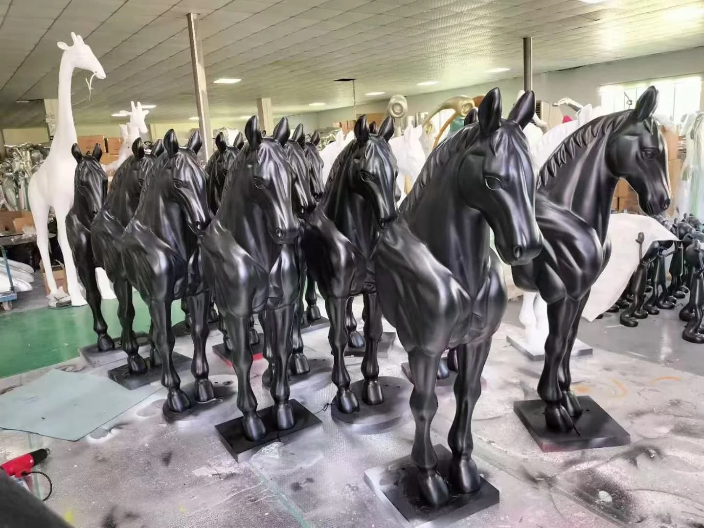Escultura de caballo negro