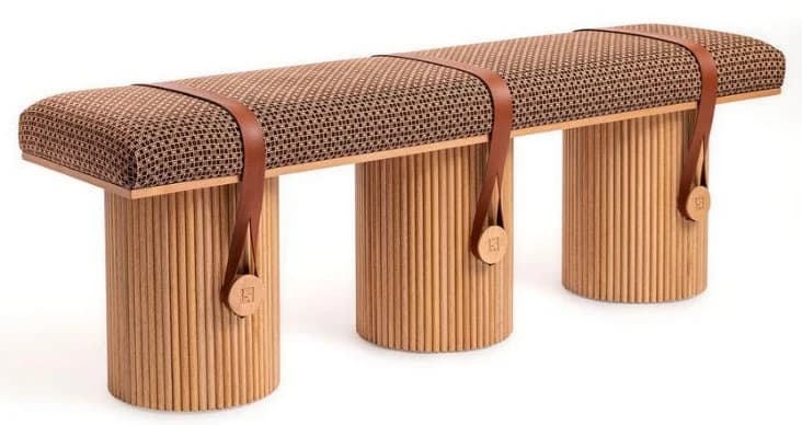 Banco con tres patas acanaladas símil madera y correas