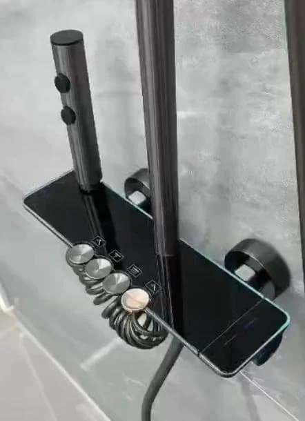 Columna de ducha con repisa de vidrio negro y botonera