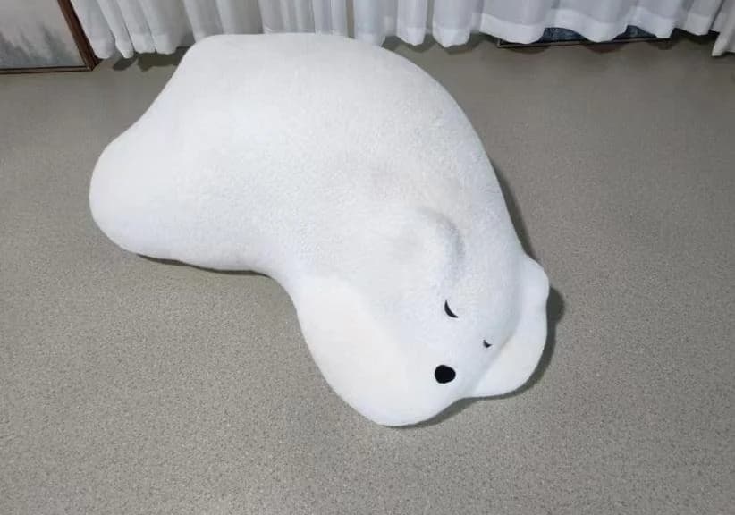 Puf Naguabo · Puf con forma de oso acostado 92 × 56 × 36 cm