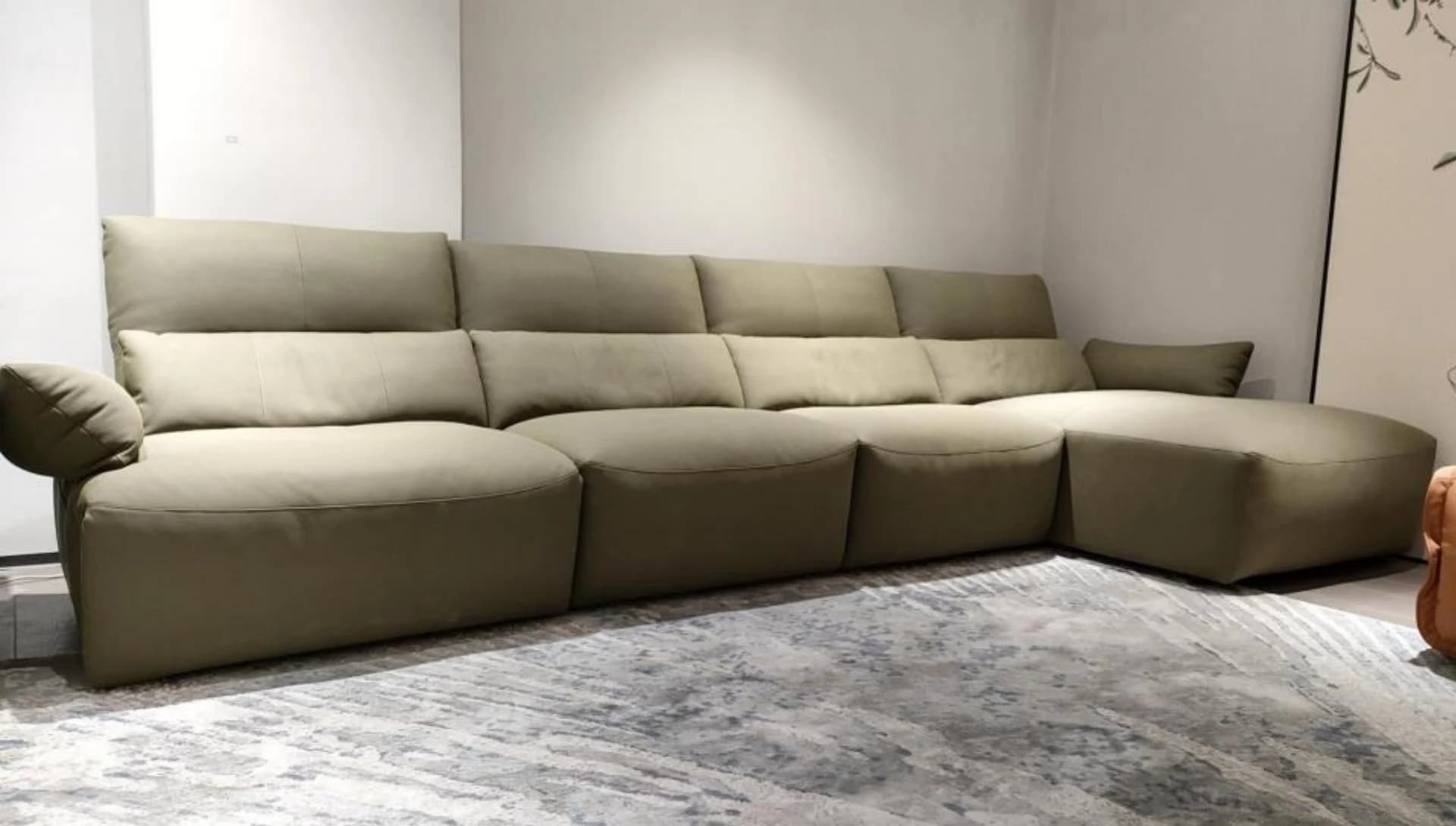Sofá Rompiente · Sofá esquinero eléctrico con chaise y brazos curvos 395 × 160 cm