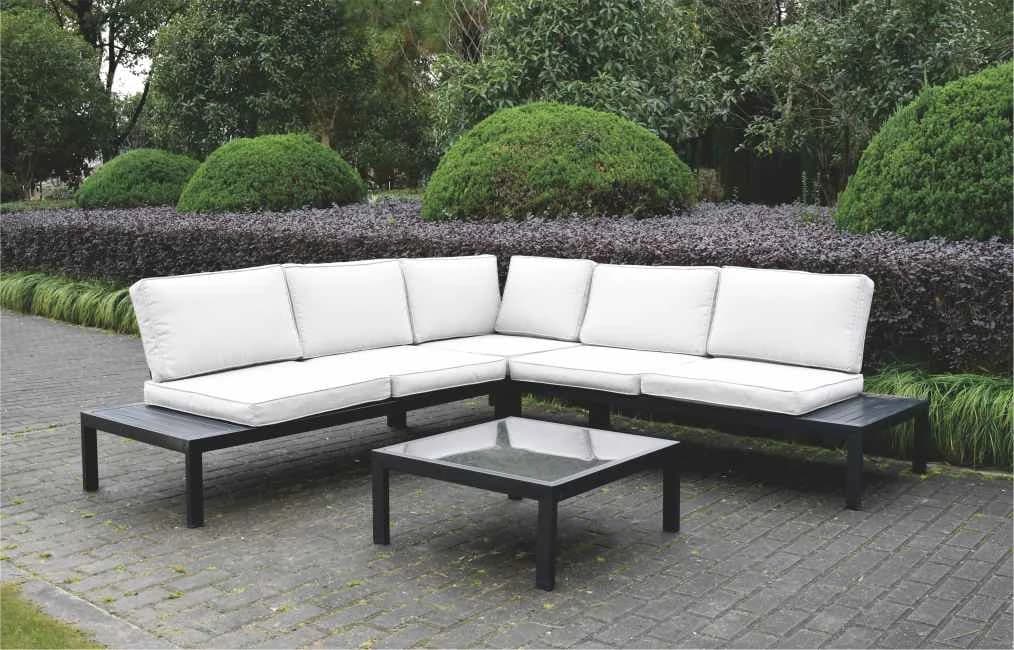 Juego de living esquinero de acero, mesa de vidrio templado y asientos con almohadones