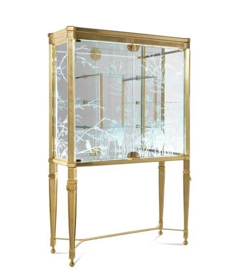 Vitrina dorada con puertas transparentes grabadas con ramas 138 × 50 cm