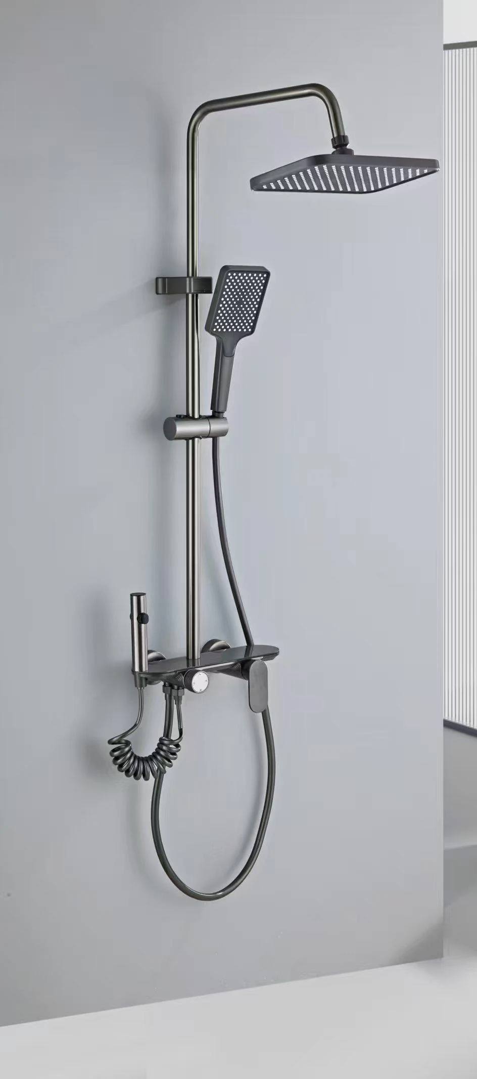 Columna de ducha con lluvia cuadrada, repisa de vidrio y pistola de limpieza
