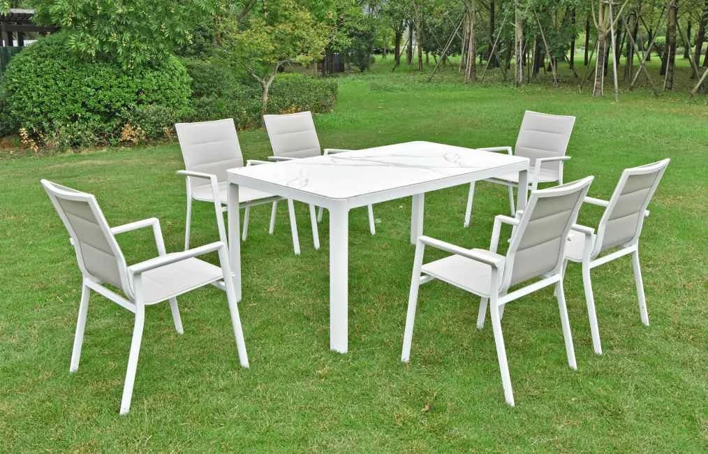Juego de comedor de 7 piezas de aluminio, mesa de vidrio símil piedra y sillas con textileno acolchado, blanco · modelo 01