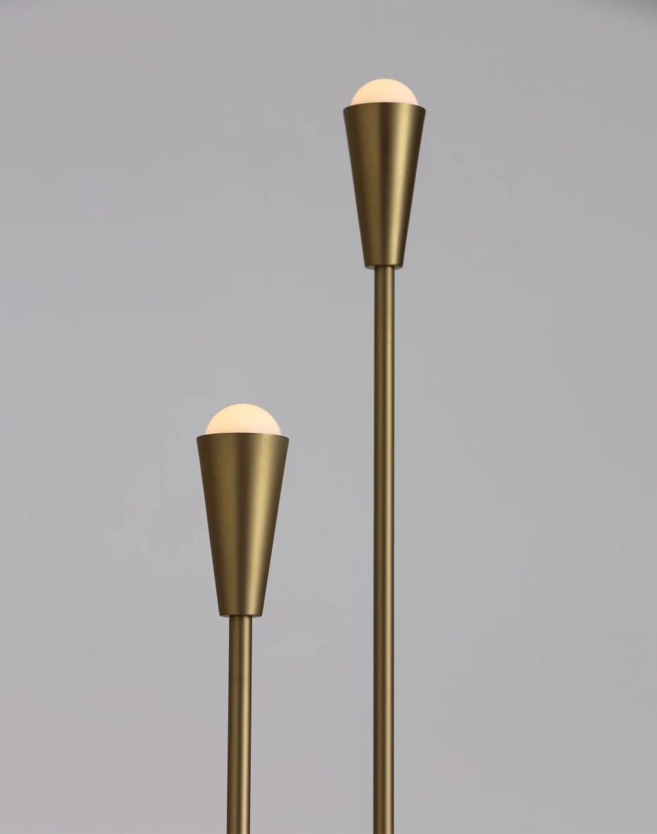 Lámpara de pie de varilla color latón con cono de luz Ø 15 cm