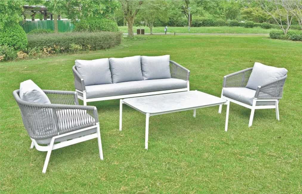 Juego de living de aluminio, mesa de vidrio símil piedra y asientos con almohadones, gris claro · modelo 02