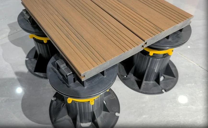 Pedestal regulable para deck