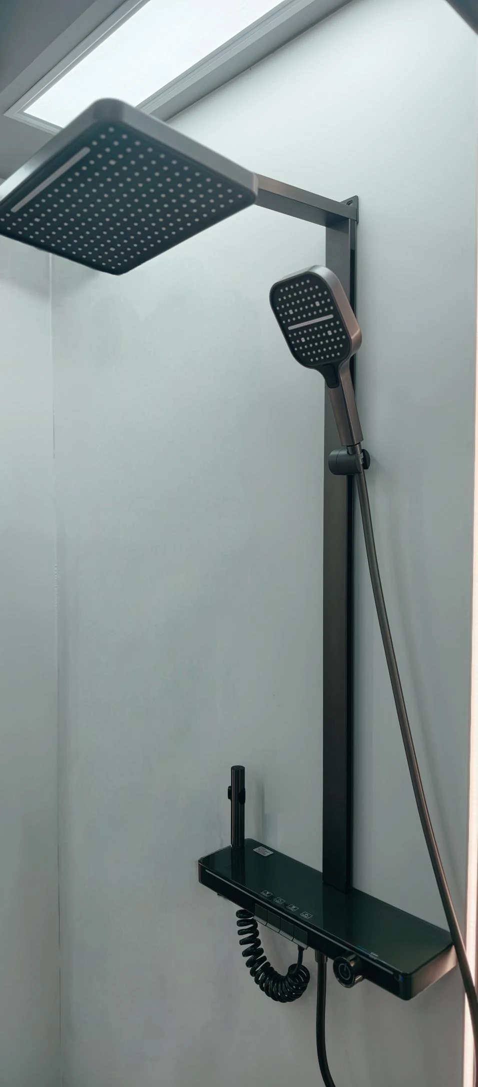 Columna de ducha con lluvia cuadrada, repisa de vidrio de 46 cm y pistola de limpieza