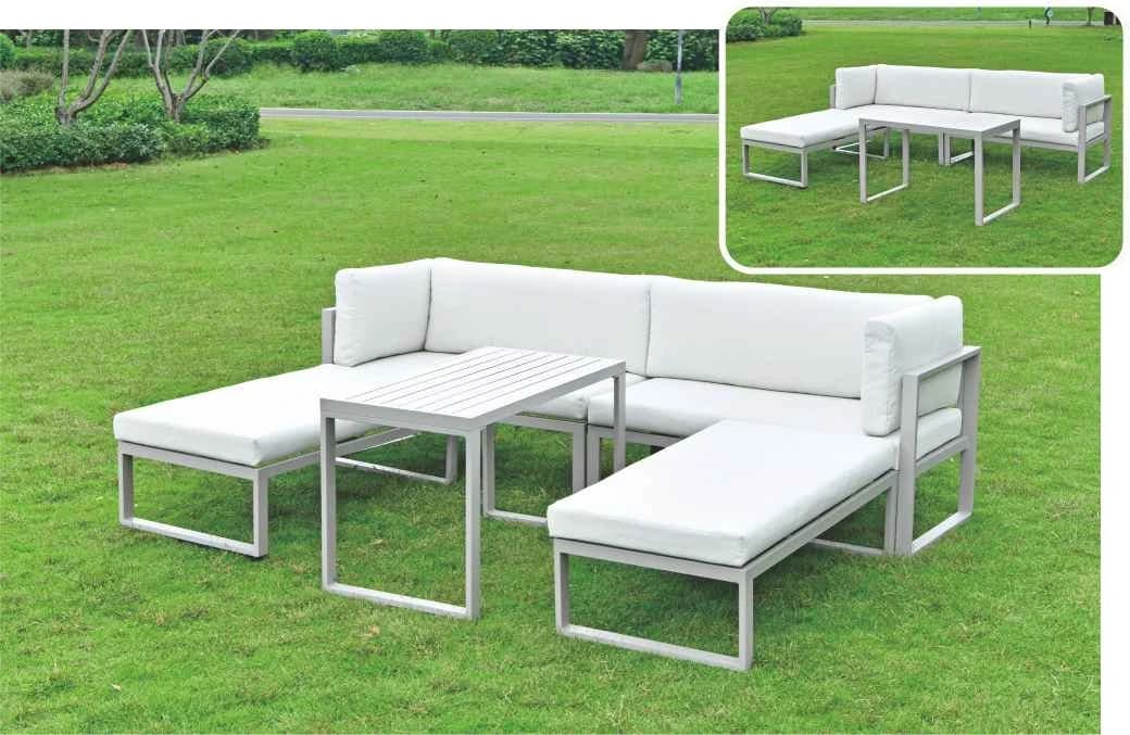Juego de living esquinero con mesa alta de comedor de aluminio, mesa de listones de aluminio y asientos con almohadones