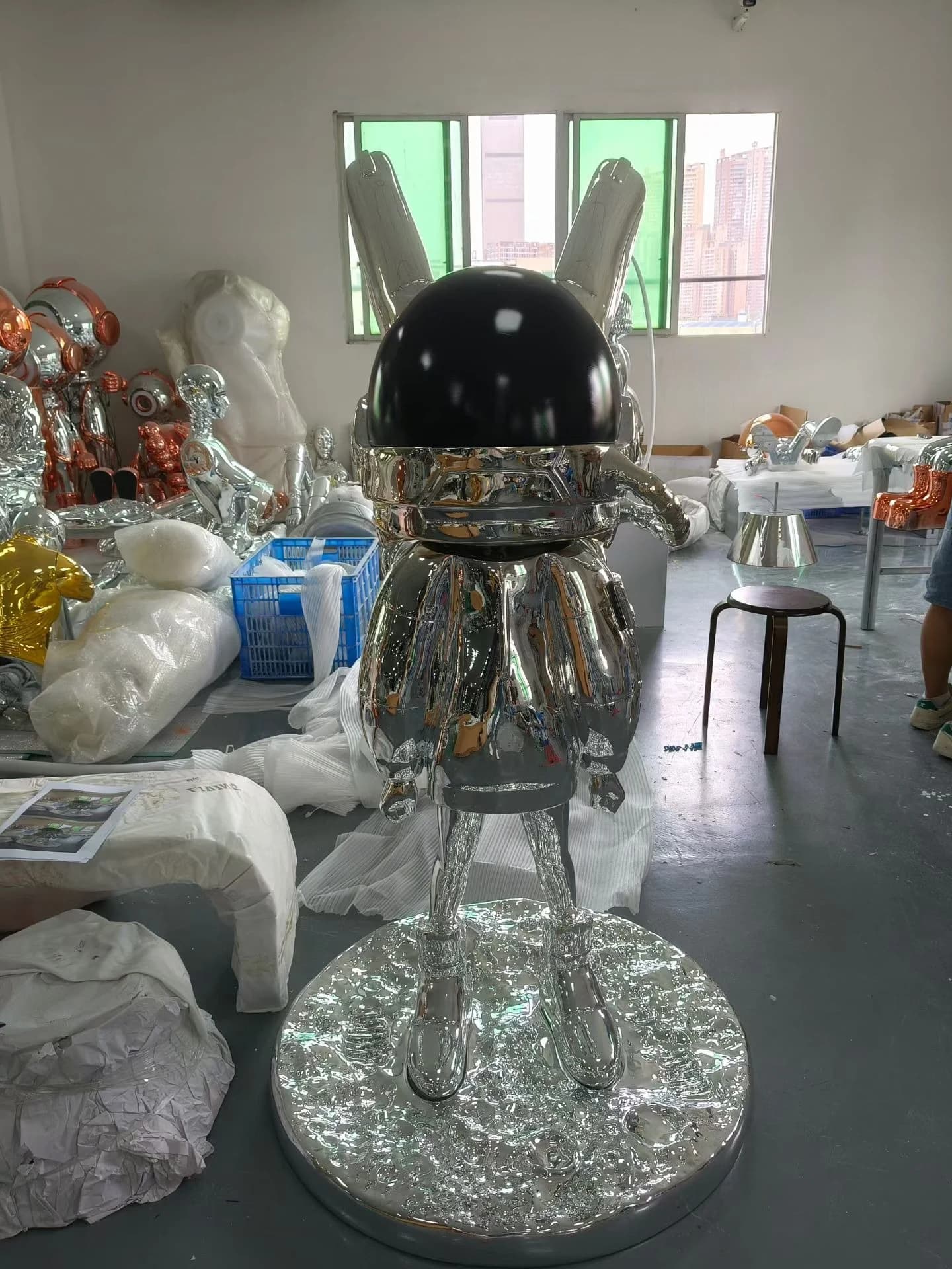 Escultura de conejo astronauta con casco negro