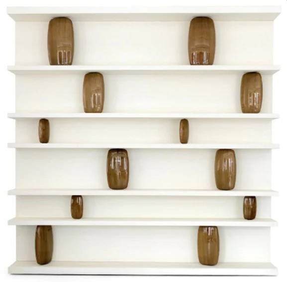 Biblioteca de estantes blancos con soportes símil madera