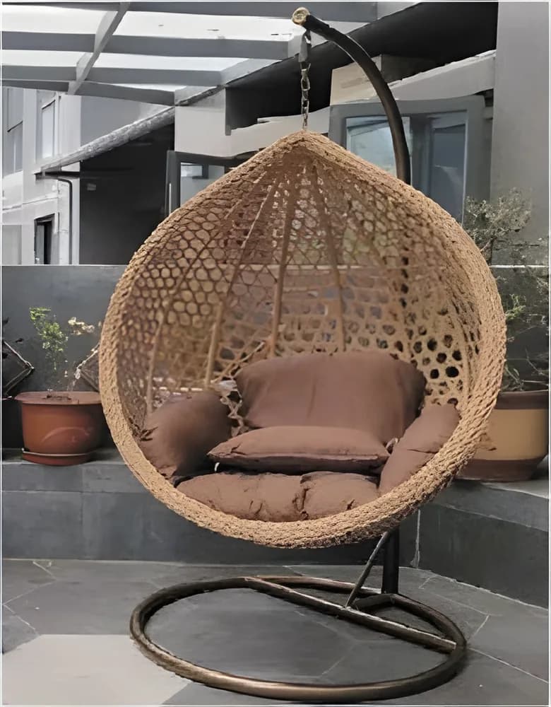 Sillón huevo colgante tejido color natural con soporte y almohadones