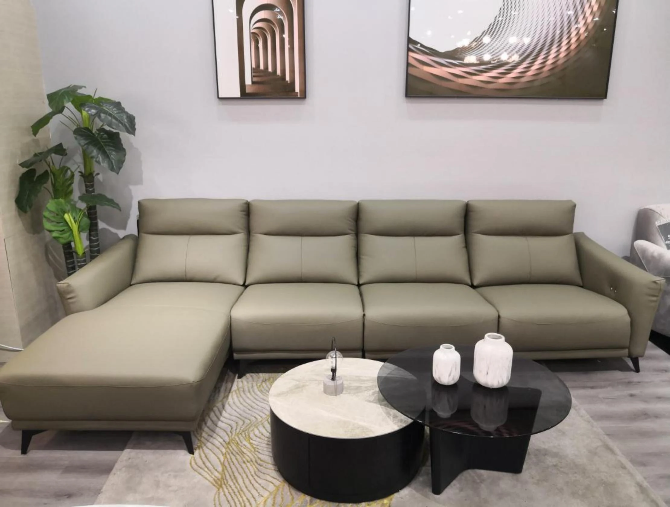 Sofá Balandra · Sofá esquinero eléctrico con chaise y patas altas 340 × 98 cm