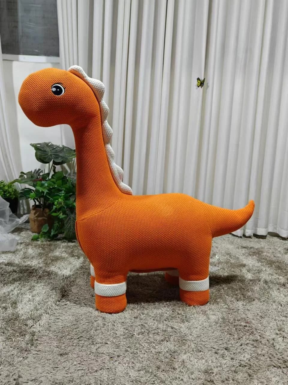 Puf Faura · Puf con forma de dragón naranja 110 × 32 × 92 cm