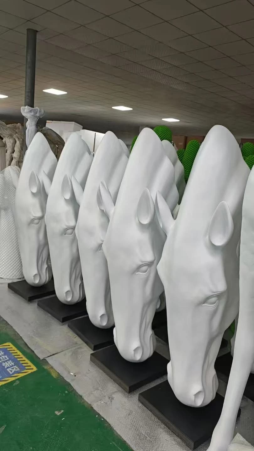 Escultura de cabeza de caballo blanca